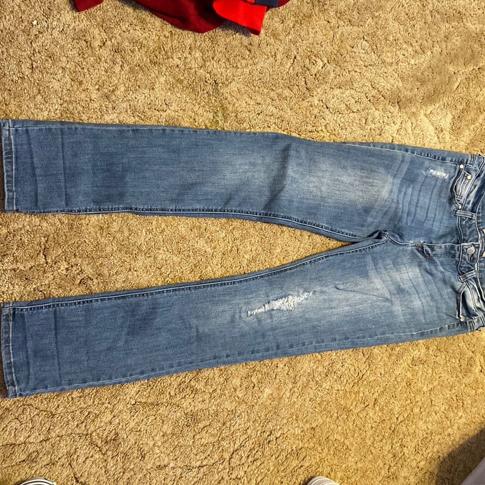 Low waisted blue jeans